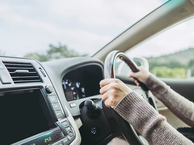 車を運転する様子